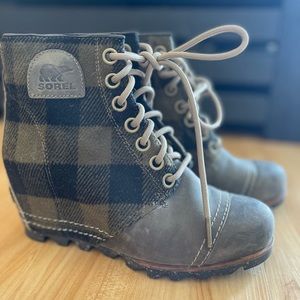 Sorel PDX Wedge Boots Green Black Buffalo Plaid  Leather Ankle Boots Size 7.5